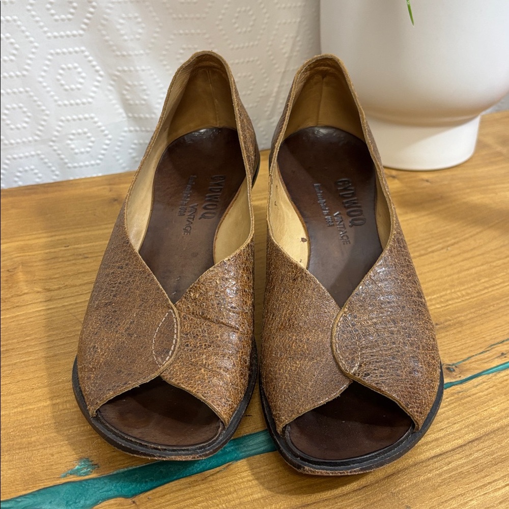 Brown Peep-Toe Kitten Heel Pumps - Picture 3 of 8